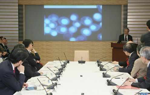 Photograph of the Prime Minister receiving an explanation (2)