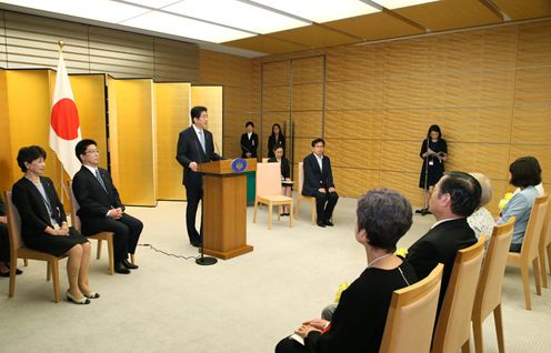 Photograph of the Prime Minister delivering an address (2)