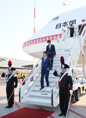 Photograph of the Prime Minister arriving in Rome