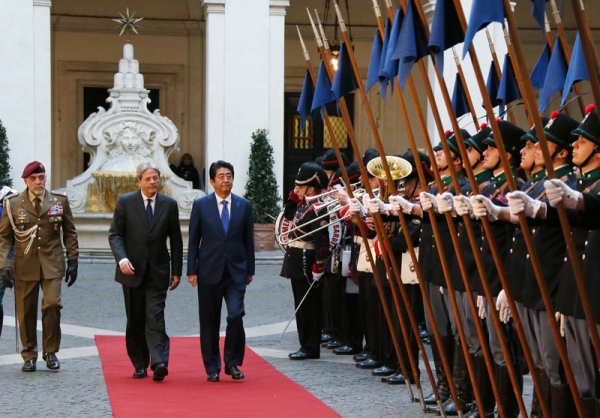 Photograph of the Prime Minister being welcomed by the President  of Italy (1)