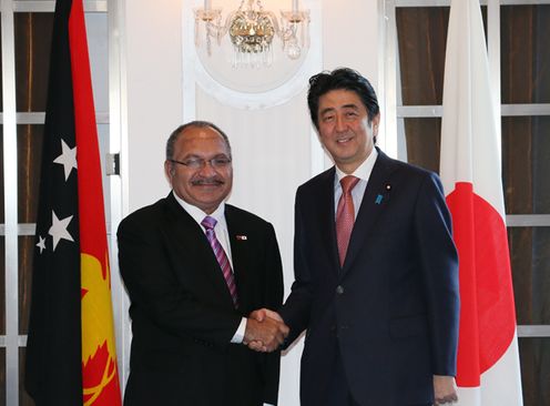 Photograph of the two leaders shaking hands