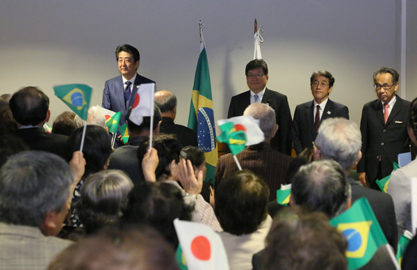 Photograph of the Prime Minister at the gathering of Japanese-Brazilian societies and Japanese nationals
