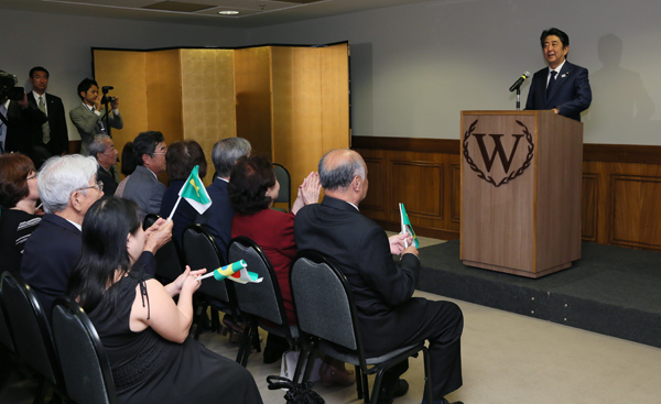 Photograph of the Prime Minister delivering an address at the gathering of Japanese-Brazilian societies and Japanese nationals (1)