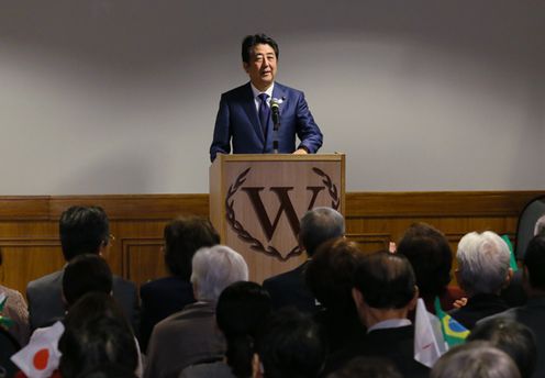 Photograph of the Prime Minister delivering an address at the gathering of Japanese-Brazilian societies and Japanese nationals (2)