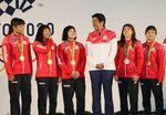 Photograph of the Prime Minister interacting with Japanese athletes (1)