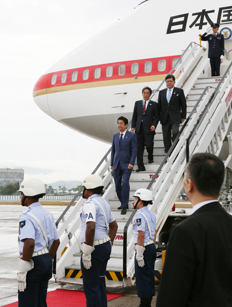 Photograph of the Prime Minister arriving in Rio de Janeiro