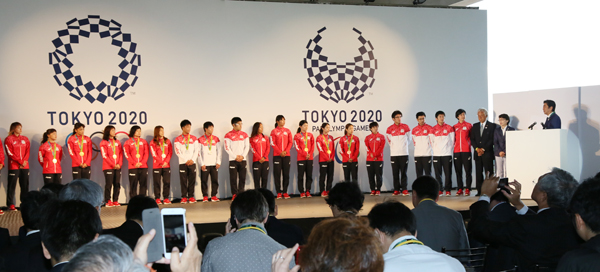Photograph of the Prime Minister interacting with Japanese athletes (2)