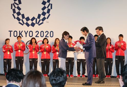 Photograph of the Prime Minister interacting with Japanese athletes (3)