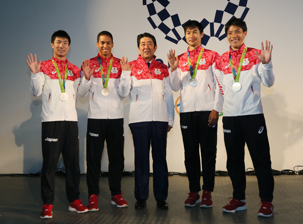 Photograph of the Prime Minister interacting with Japanese athletes (4)