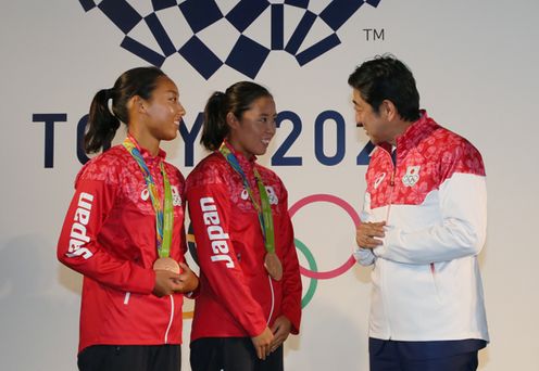 Photograph of the Prime Minister interacting with Japanese athletes (5)