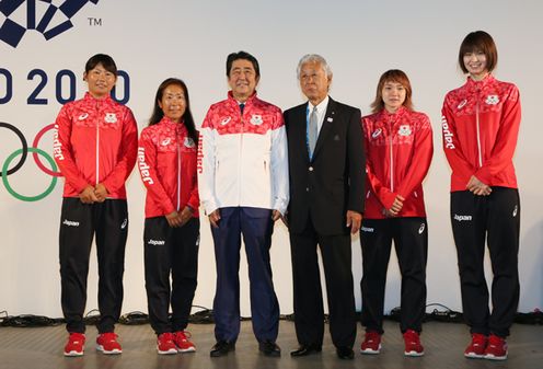 Photograph of the Prime Minister interacting with Japanese athletes (6)