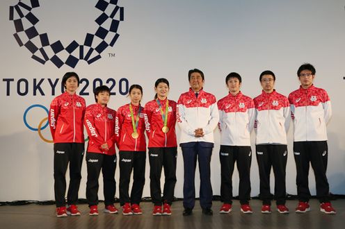 Photograph of the Prime Minister interacting with Japanese athletes (7)