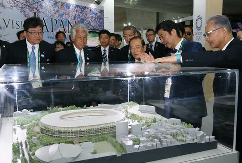 Photograph of the Prime Minister visiting the Tokyo 2020 Japan House