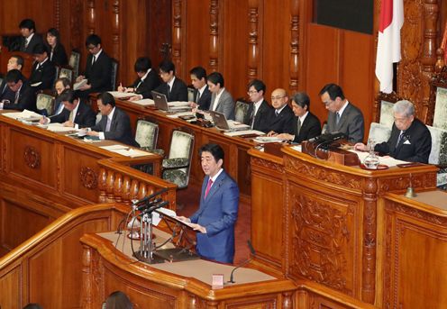 Photograph of the Prime Minister answering questions at the plenary session of the House of Councillors (1)