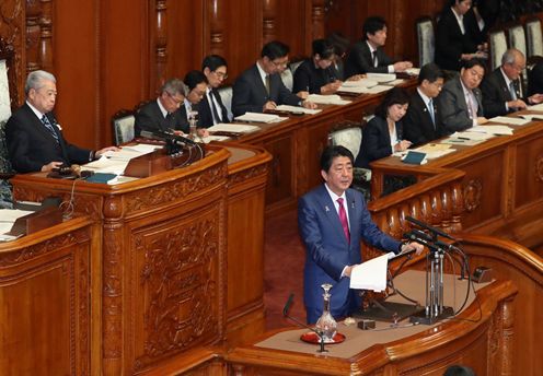 Photograph of the Prime Minister answering questions at the plenary session of the House of Councillors (2)