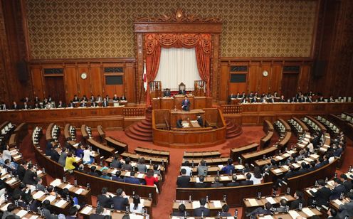 Photograph of the Prime Minister answering questions at the plenary session of the House of Councillors (3)