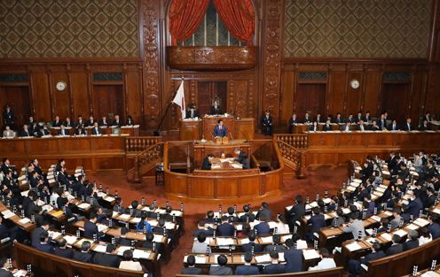 Photograph of the Prime Minister answering questions at the plenary session of the House of Representatives (1)