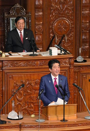 Photograph of the Prime Minister answering questions at the plenary session of the House of Representatives (3)