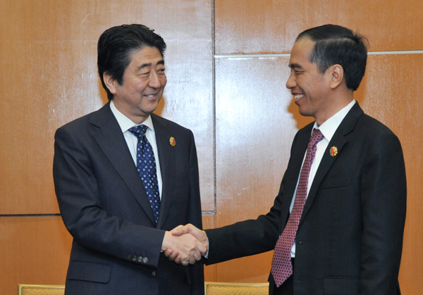 Photograph of the Prime Minister shaking hands with the President of Indonesia