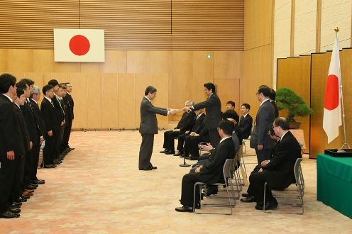 Photograph of the Prime Minister presenting a certificate of award (1)