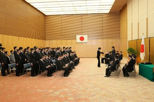 Photograph of the Prime Minister presenting a certificate of award (2)