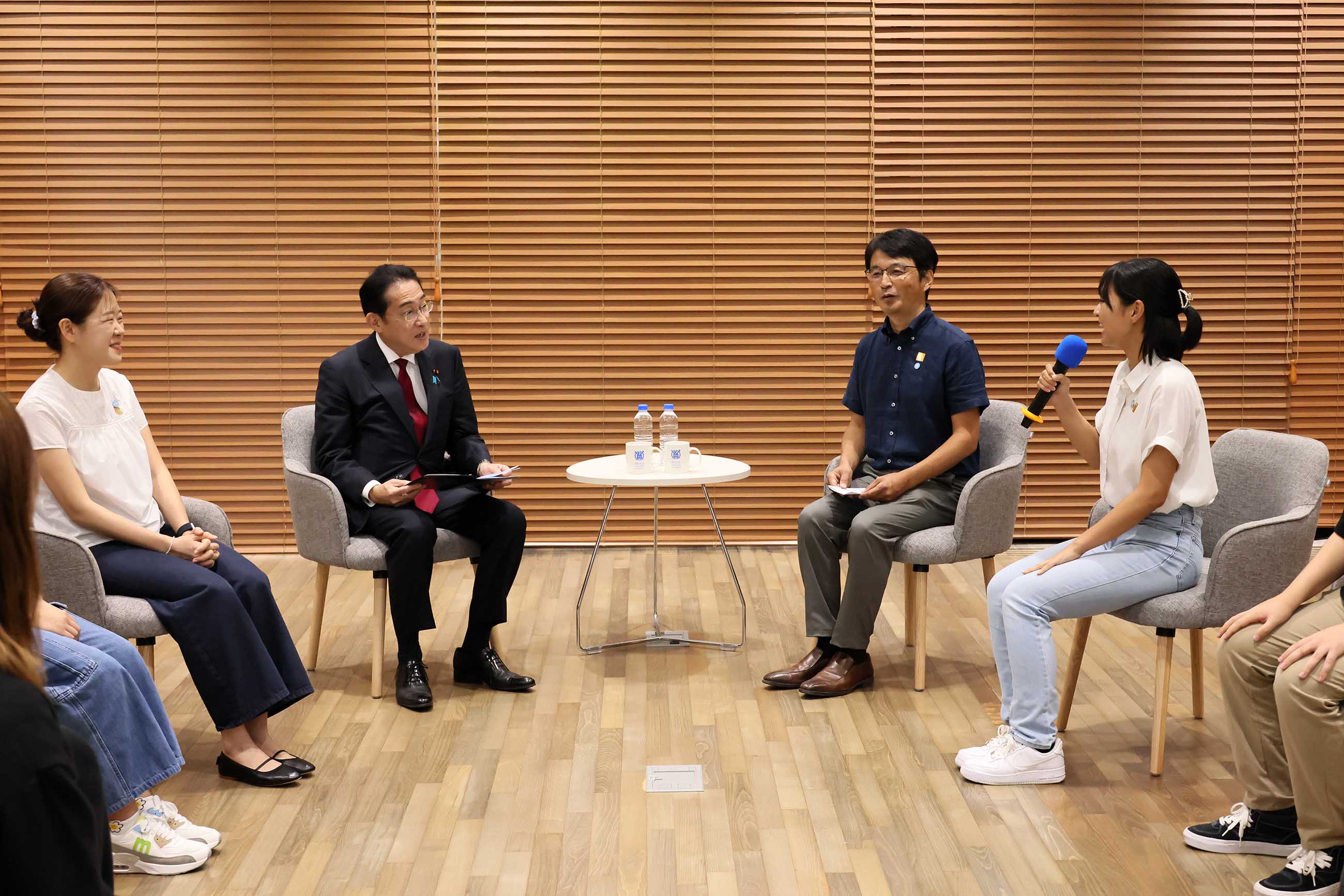 Prime Minister Kishida exchanging views with Japanese and Korean students (5)