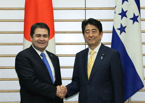 Photograph of the leaders shaking hands