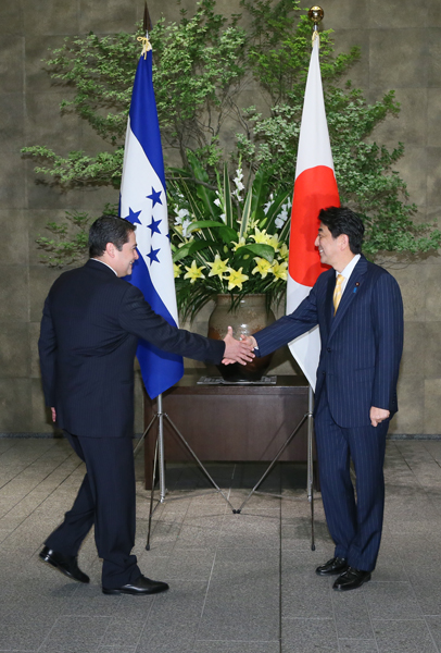 Photograph of the Prime Minister welcoming the President of Honduras