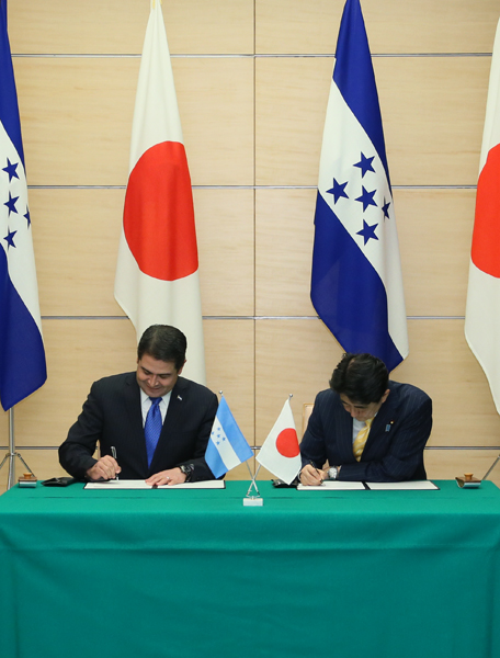 Photograph of the leaders attending the signing ceremony for the Japan-Honduras Joint Statement