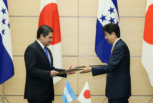 Photograph of the leaders exchanging the Japan-Honduras Joint Statement