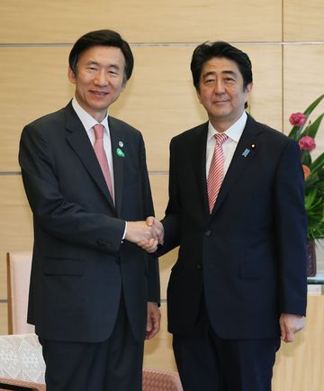 Photograph of the Prime Minister shaking hands with the Minister of Foreign Affairs of the Republic of Korea
