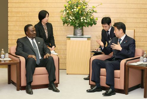 Photograph of the Prime Minister receiving the courtesy call (2)