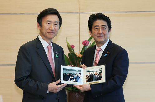 Photograph of the Prime Minister being presented with photographs of former Minister for Foreign Affairs Shintaro Abe