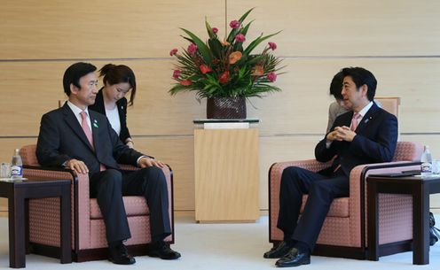 Photograph of the Prime Minister receiving the courtesy call from the Minister of Foreign Affairs of the Republic of Korea