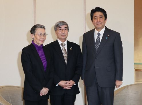 Photograph of the Prime Minister holding the meeting (1)