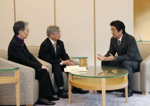 Photograph of the Prime Minister holding the meeting (2)