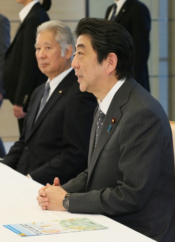 Photograph of the Prime Minister holding the meeting (1)