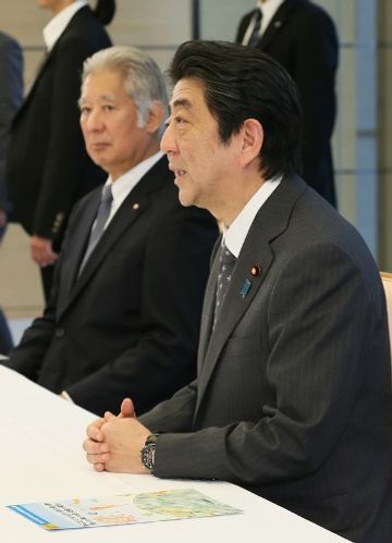 Photograph of the Prime Minister holding the meeting (1)