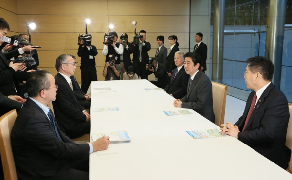 Photograph of the Prime Minister holding the meeting (2)