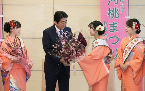 Photograph of the Prime Minister receiving the courtesy call (1)