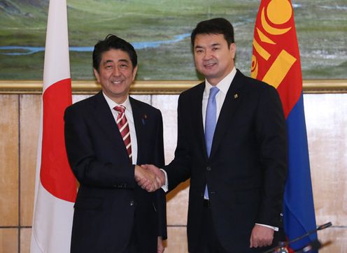 Photograph of the Prime Minister shaking hands with the Prime Minister of Mongolia