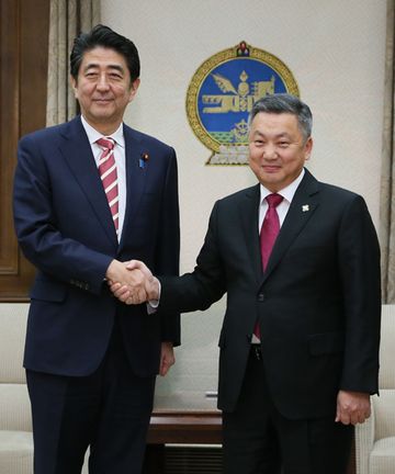Photograph of the Prime Minister shaking hands with the Chairman of the State Great Hural of Mongolia