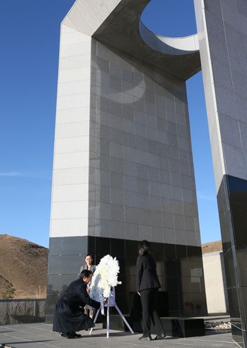 Photograph of the Prime Minister offering flowers at the memorial monument for the Japanese dead