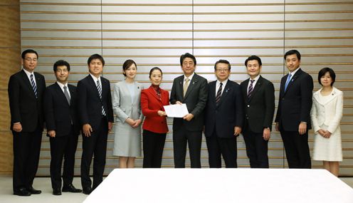 Photograph of the Prime Minister receiving the proposal (1)