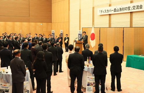 Photograph of the Prime Minister delivering an address (2)