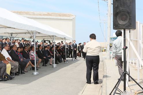 Photograph of the Prime Minister visiting a disaster-affected area