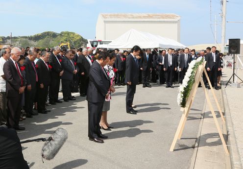 Photograph of the Prime Minister laying a wreath and offering a silent prayer