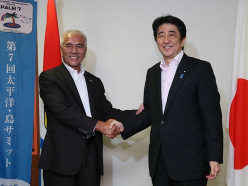 Photograph of the Prime Minister shaking hands with the President of Kiribati