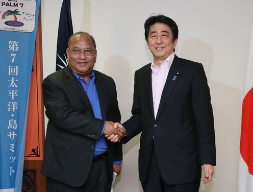 Photograph of the Prime Minister shaking hands with the President of the Marshall Islands