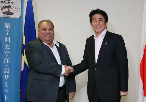 Photograph of the Prime Minister shaking hands with the President of Nauru